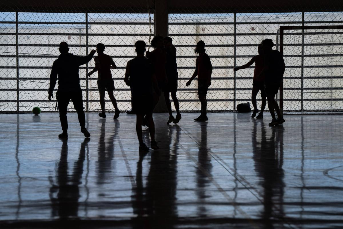 LA ROCA DEL VALLÈS 26/03/2025 Sociedad. Partido de futbol sala en la cárcel. Entramos en la cárcel de Jóvenes de Catalunya para hacer un reportaje de como hacen en Ramadàn dentro de la prisión. FOTO de ZOWY VOETEN