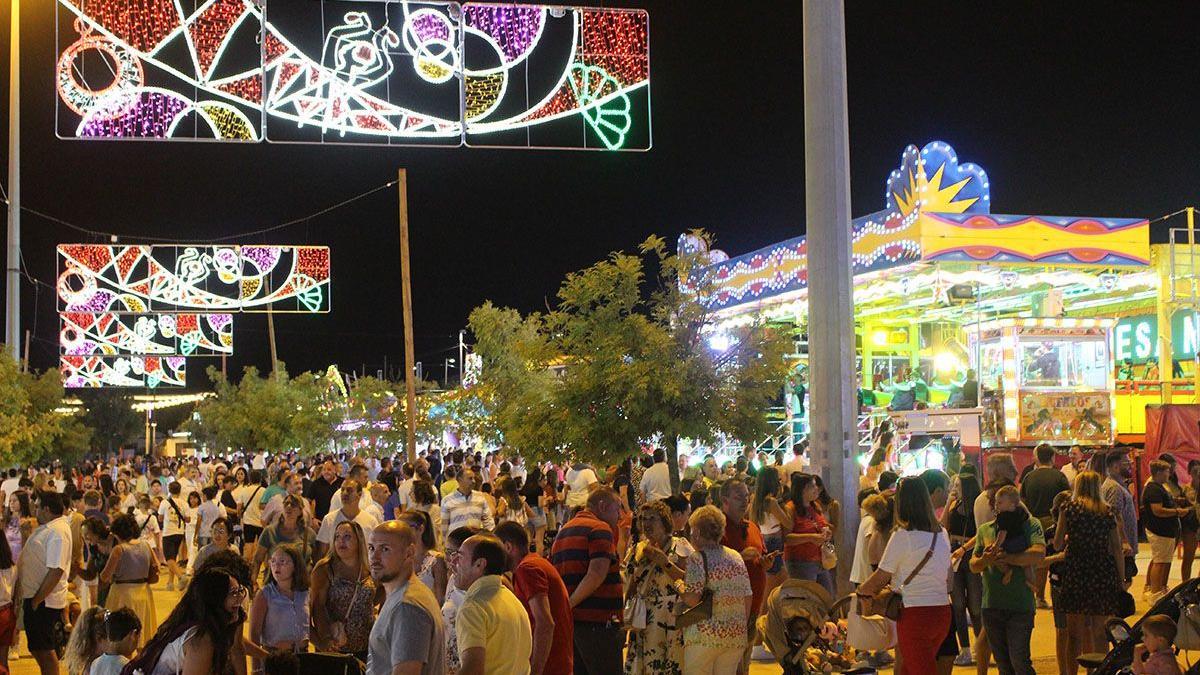 La Feria de Lucena, de noche, en el pasado 2022.