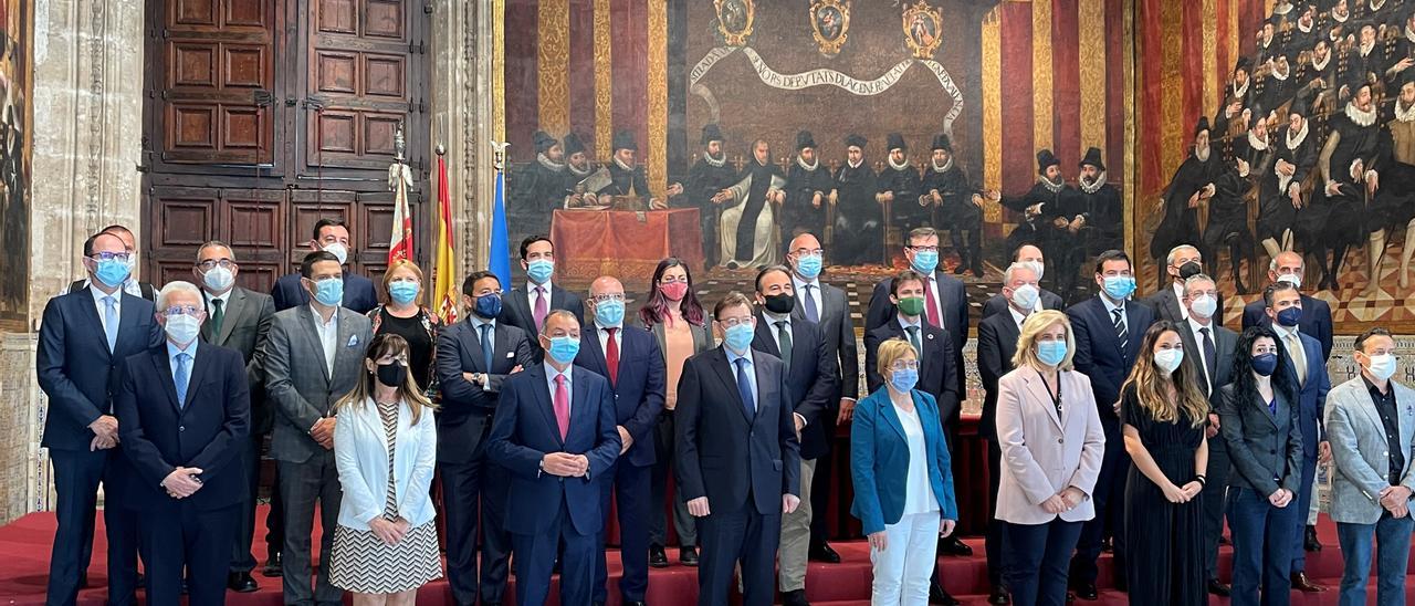 Los participantes en la reunión con Puig.