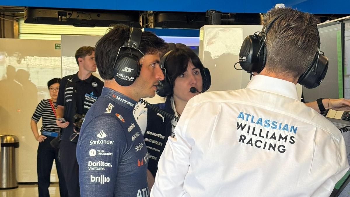Carlos Sainz, en el box de Williams