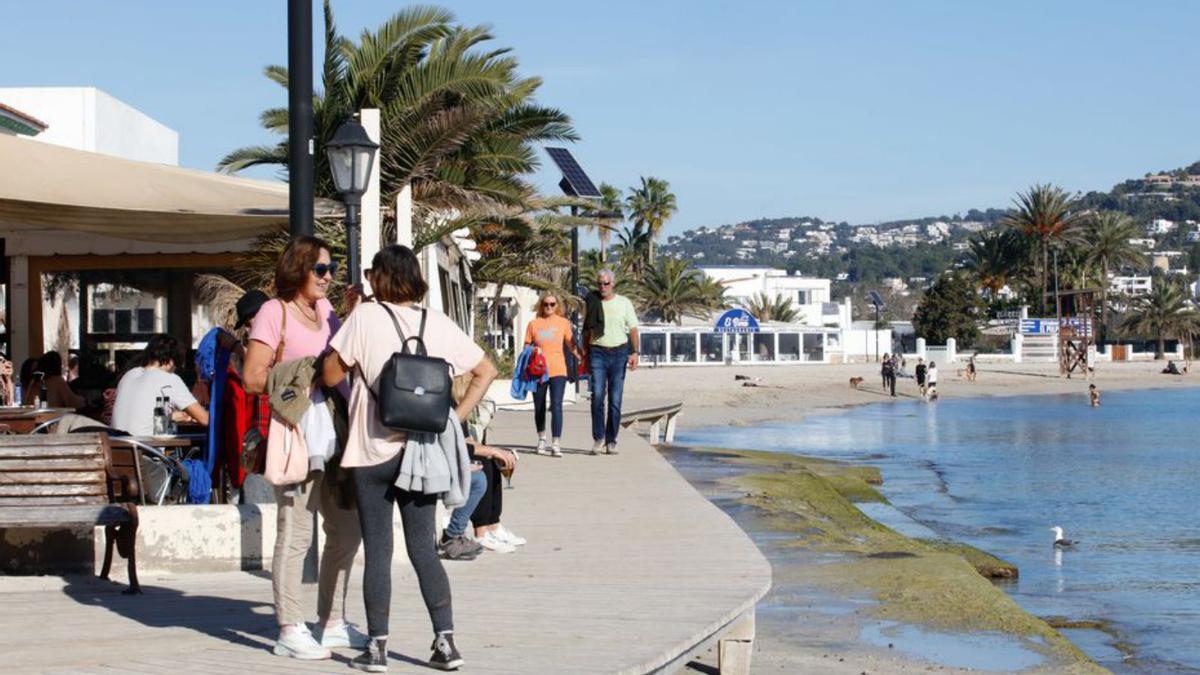 Los turistas disfrutan del buen tiempo en las terrazas. | VICENT MARÍ