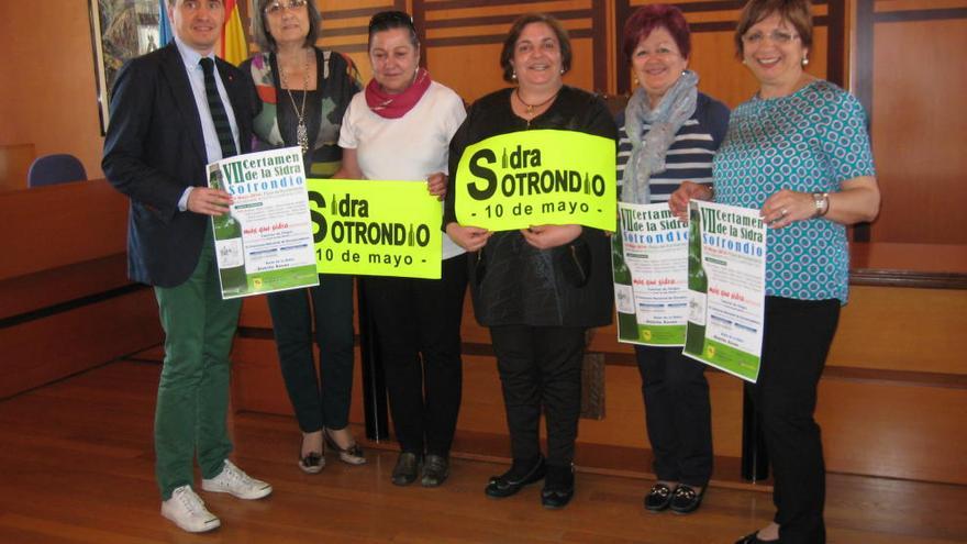 Miembros de Festejos de Sotrondio, con la concejala Gema Suárez.