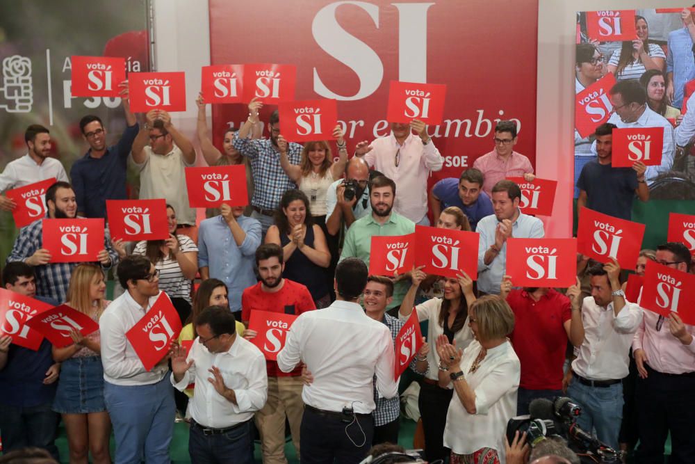 Pedro Sánchez concluye su jornada de campaña en Málaga con un mitin en la Facultad de Derecho de la universidad malagueña.