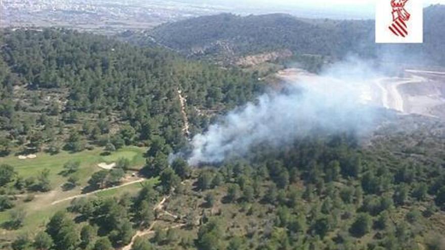 Alerta por un incendio junto al campo de Golf de La Coma en Borriol