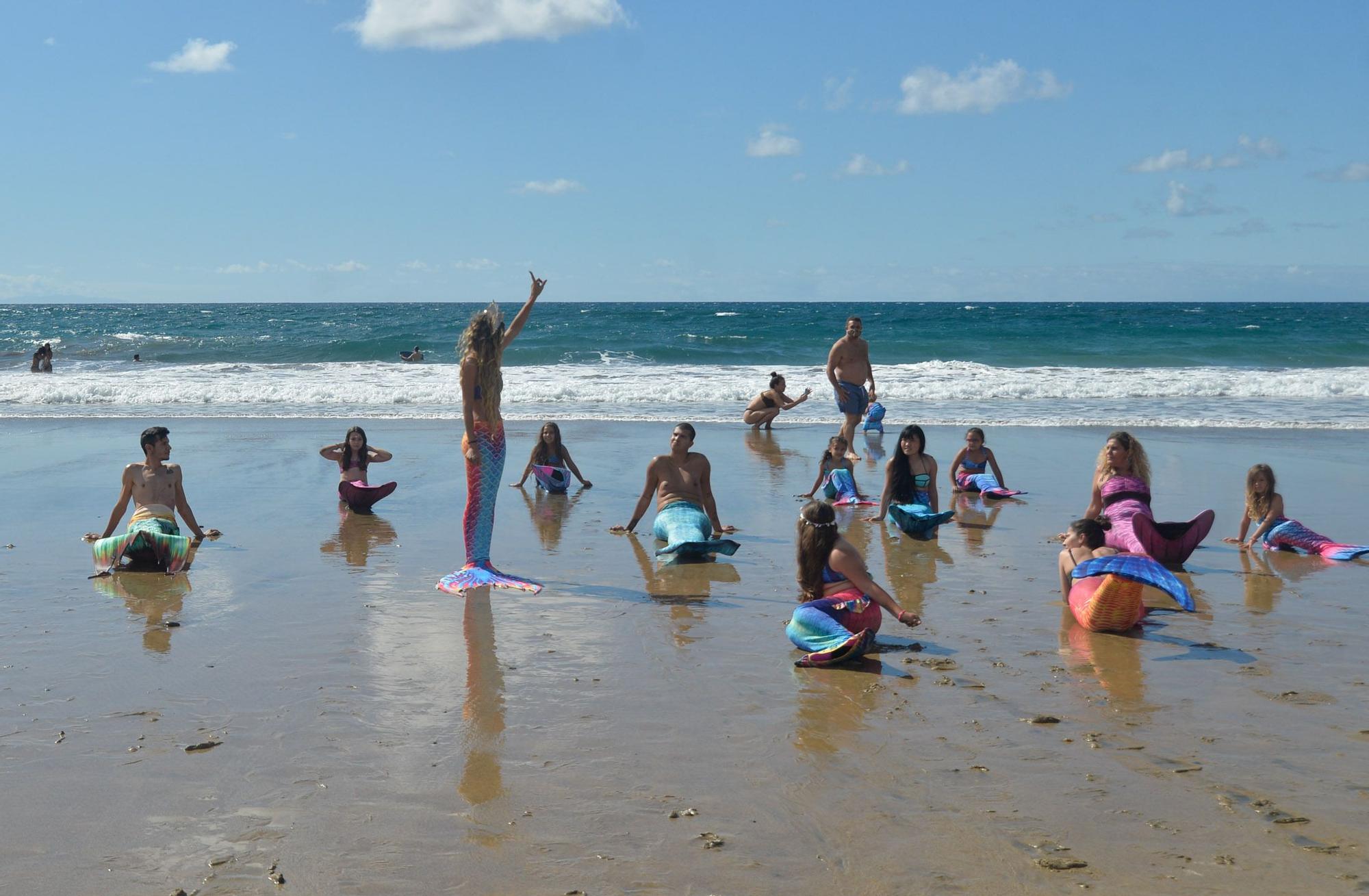 Actividades en la playa de Las Canteras de la primera escuela de sirenas y tritones de Gran Canaria (8/05/2021)