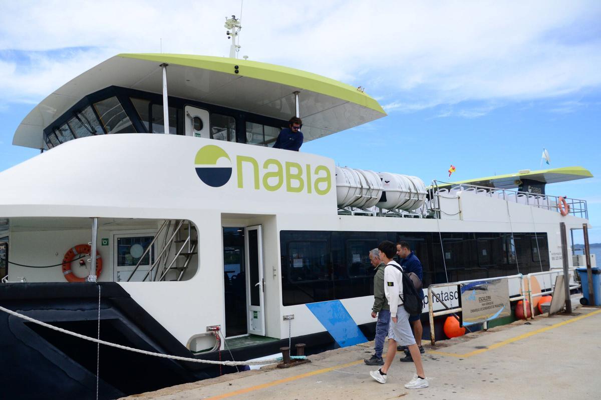 Pasajeros embarcando este sábado en el puerto de Bueu con rumbo a Ons.