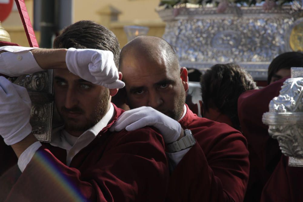 Desde un tinglao conjunto al colegio 'Espíritu Santo', a las cinco de la tarde del Viernes de Dolores comenzaba la Procesión de la Asociación de files de Jesús de la Salvación y la Virgen de la Encarnación.