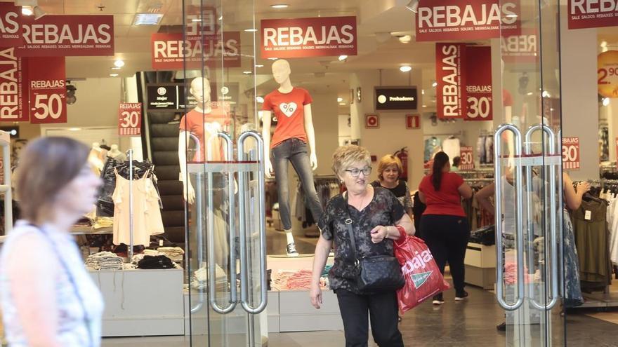 La afluencia a los centros comerciales aumentó un 6,6% en agosto por las olas de calor, pero las ventas apenas lo notaron