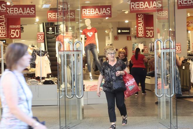 La afluencia a los centros comerciales aumentó un 6,6% en agosto por las olas de calor, pero las ventas apenas lo notaron