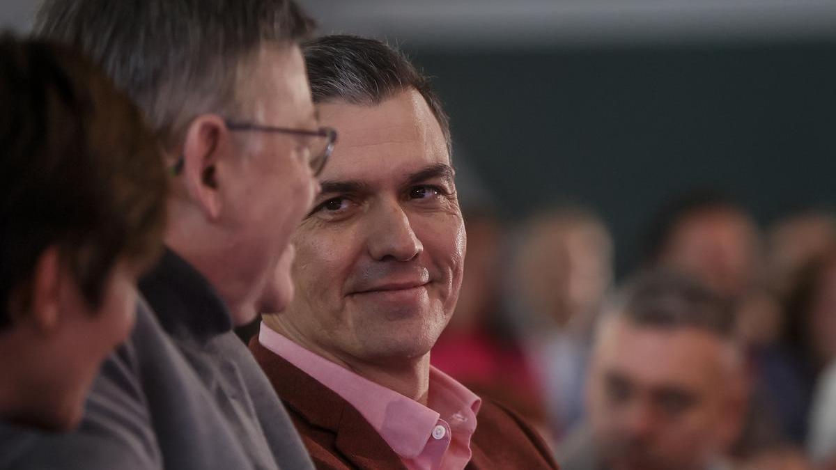 El presidente del Gobierno, Pedro Sánchez, con el presidente de la Generalitat, Ximo Puig, y con la ministra de Administraciones Públicas, Isabel Rodríguez.