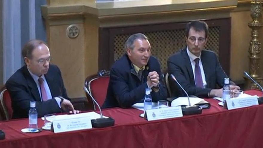 Pío García Escudero (izq) y De la Torre (dcha), esta mañana, en el Senado.