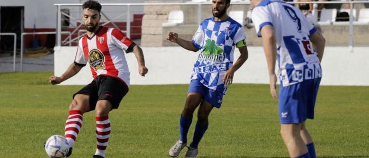 El Céltiga y el Areas disputaron su primer partido de liga, ayer en el Salvador Otero. |  // IÑAKI ABELLA