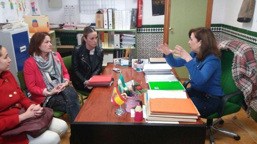 Patricia Alba (segunda por la derecha), en su visita al centro.