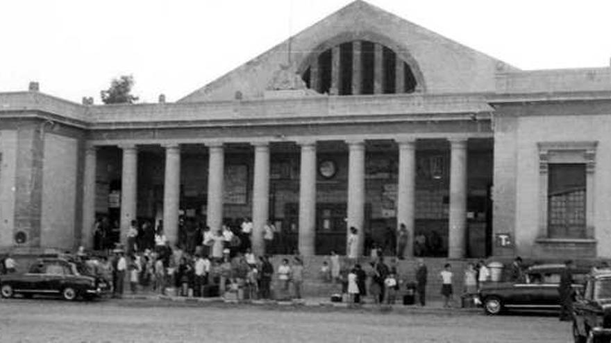 Fachada original de la estación, con sus columnas presidiendo el pórtico de entrada, en 1965.