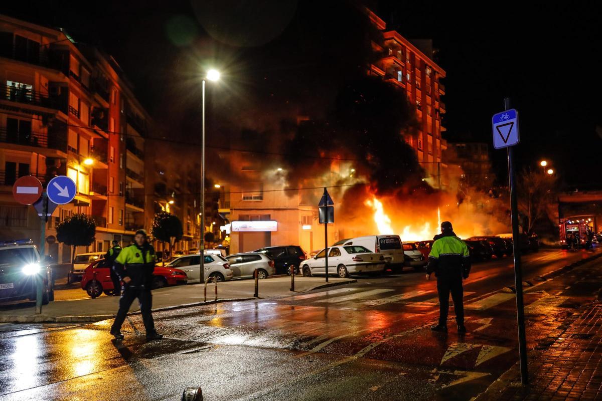 Imágenes del incendio de coches en Alcoy