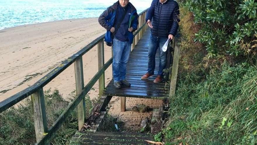 Rubén Rodríguez y Alejandro Vega, en la pasarela de Misiegu a Miami, donde ayer empezaron las obras.