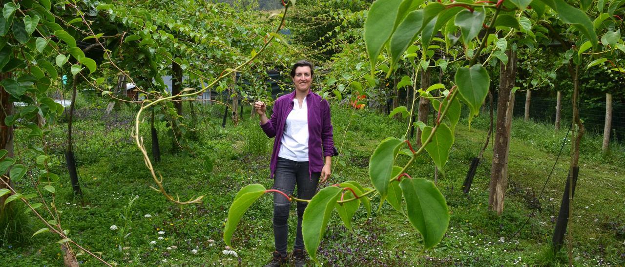 Cristina Secades en su finca de minikiwis en Los Bayos (Gijón)