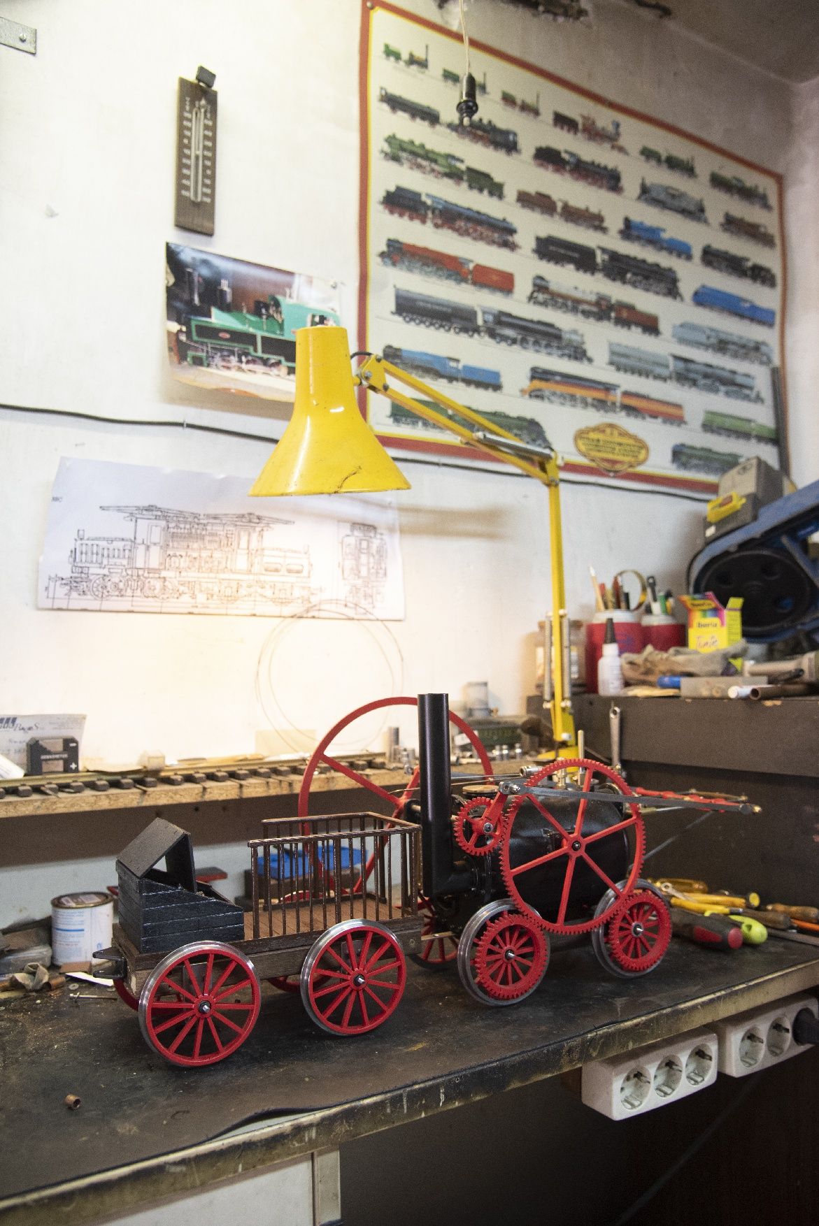 La passió per la mecànica porta un navarclí a reproduir trens i tractors a petita escala