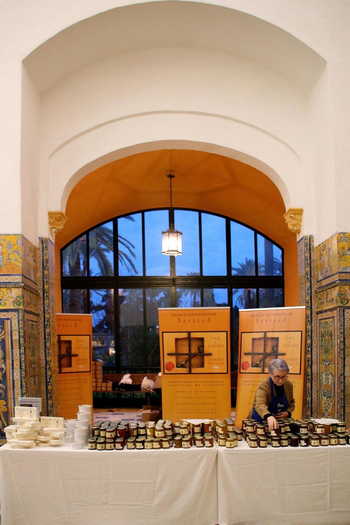 La muestra vende dulces hasta el sábado y se celebra en el Salón Gótico del Real Alcázar.