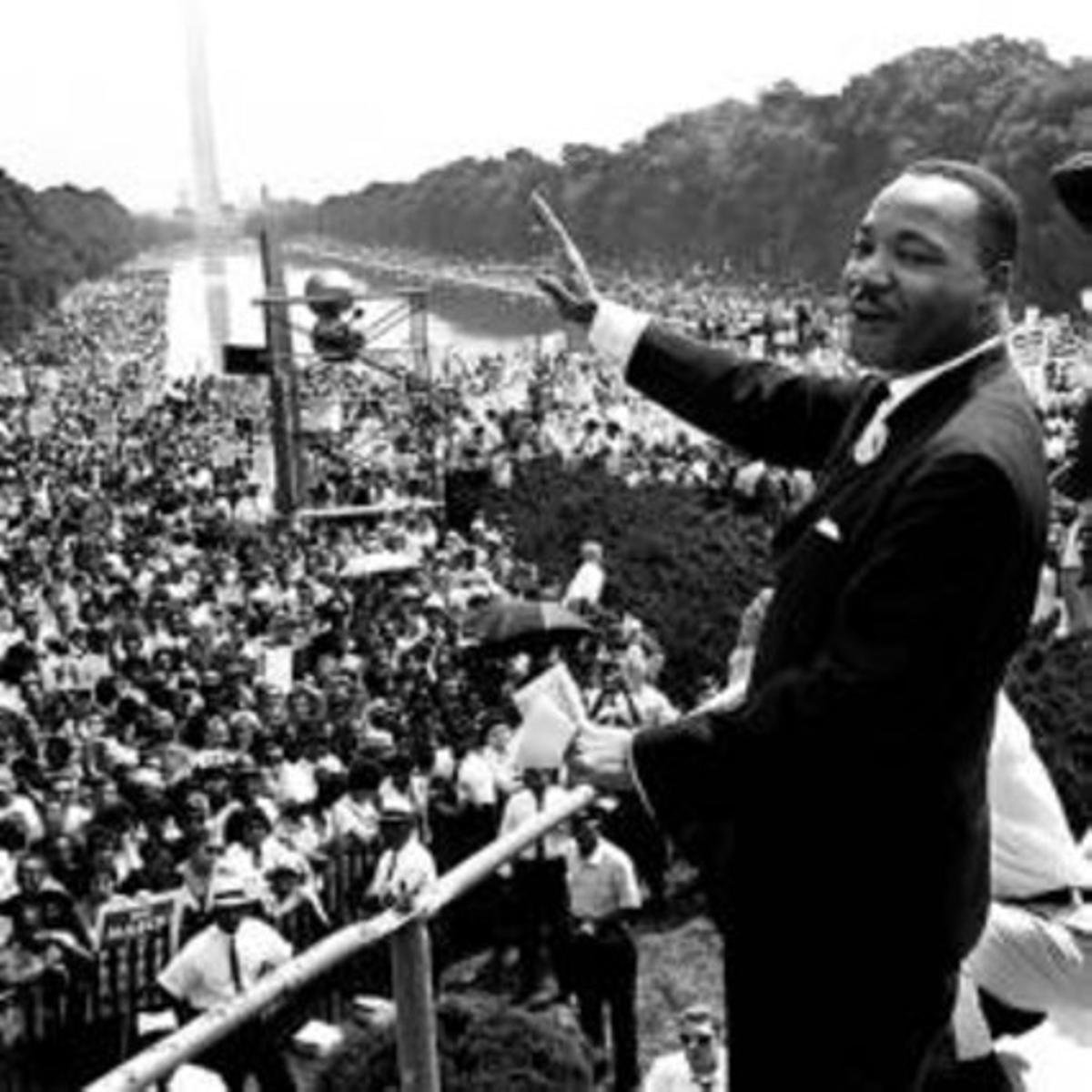 LA MULTITUDINÀRIA MARXA DE WASHINGTON El pastor protestant i líder de la comunitat negra, Martin Luther King, durant el seu famós discurs Tinc un somni en el pleníssim Lincoln Memorial, a la capital dels Estats Units. LA MULTITUDINÀRIA MARXA DE WASHINGTON El pastor protestant i líder de la comunitat negra, Martin Luther King, durant el seu famós discurs Tinc un somni en el pleníssim Lincoln Memorial, a la capital dels Estats Units.