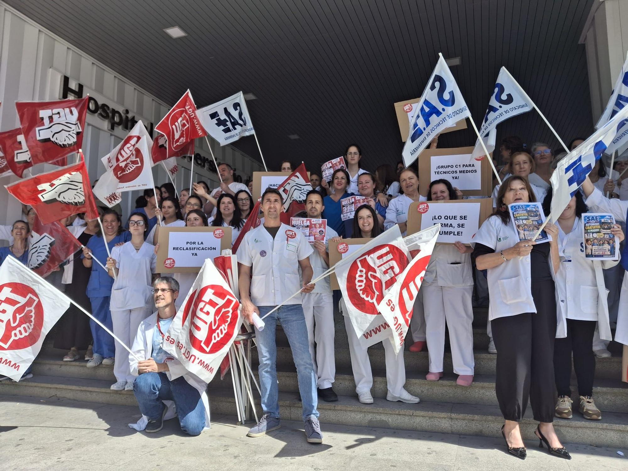 Los profesionales sanitarios que se han concentrado este lunes ante el Hospital Universitario de Badajoz.