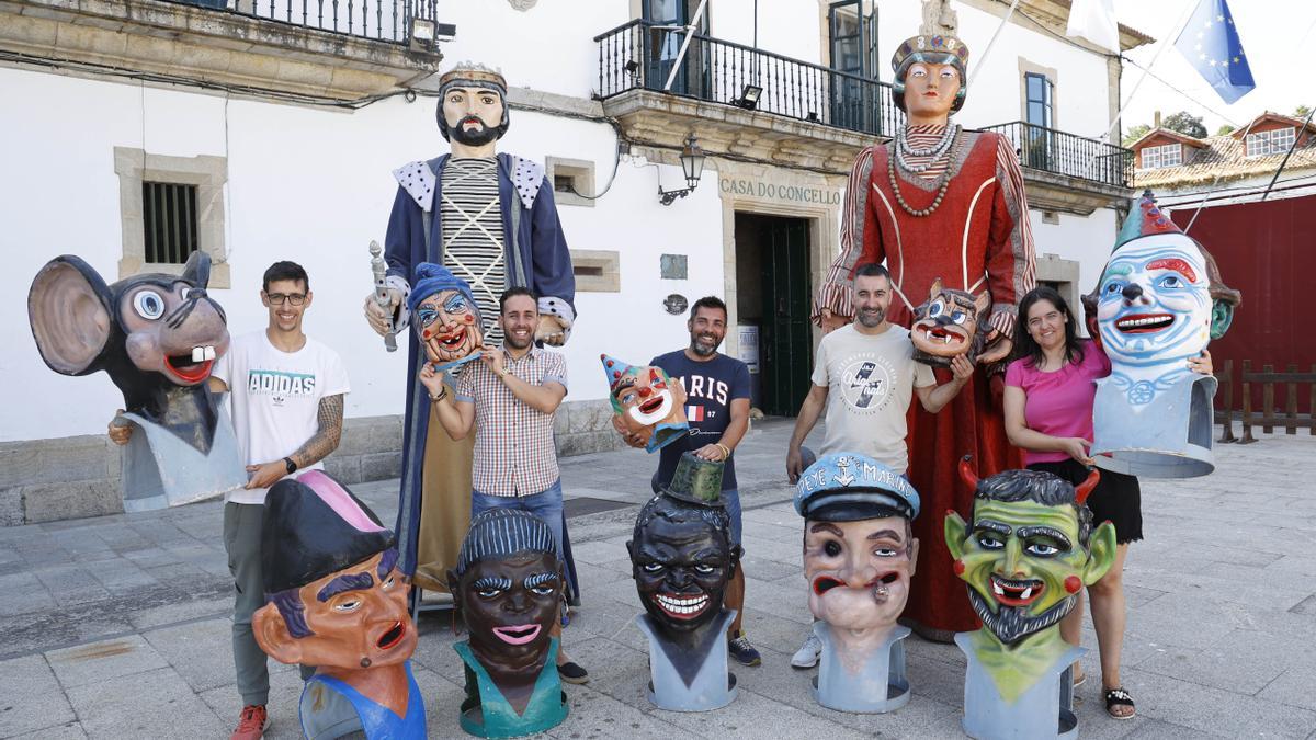 BAIONA. VECINOS QUE LLEVAN A LOS GIGANTES Y CABEZUDOS DE LAS FIESTAS DE LA ANUNCIADA