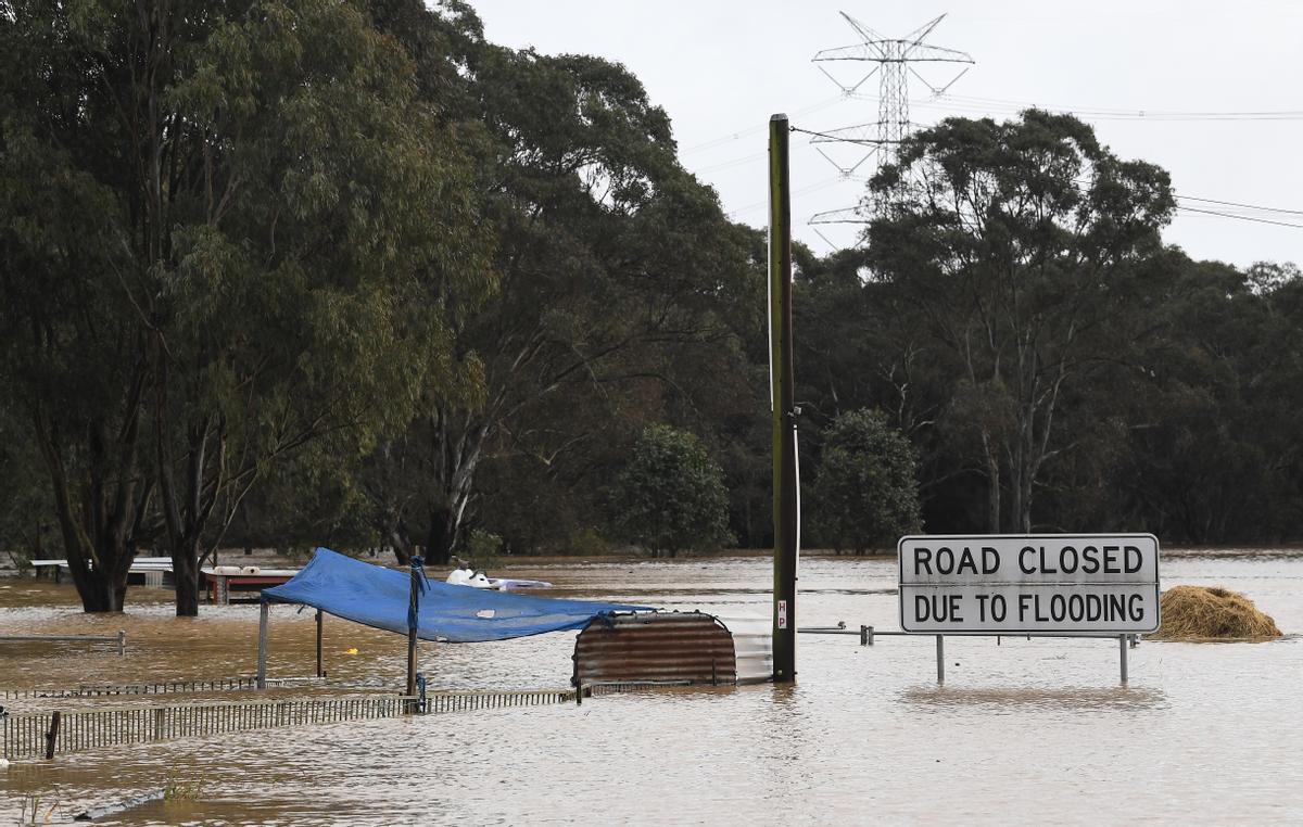 Las señales y las carreteras están bajo las inundaciones del río Hawkesbury. Los residentes de Nueva Gales del Sur se preparan para más lluvias intensas e inundaciones a medida que continúan los aguaceros peligrosos durante la noche. Foto: Bianca De Marchi/AAP/dpa