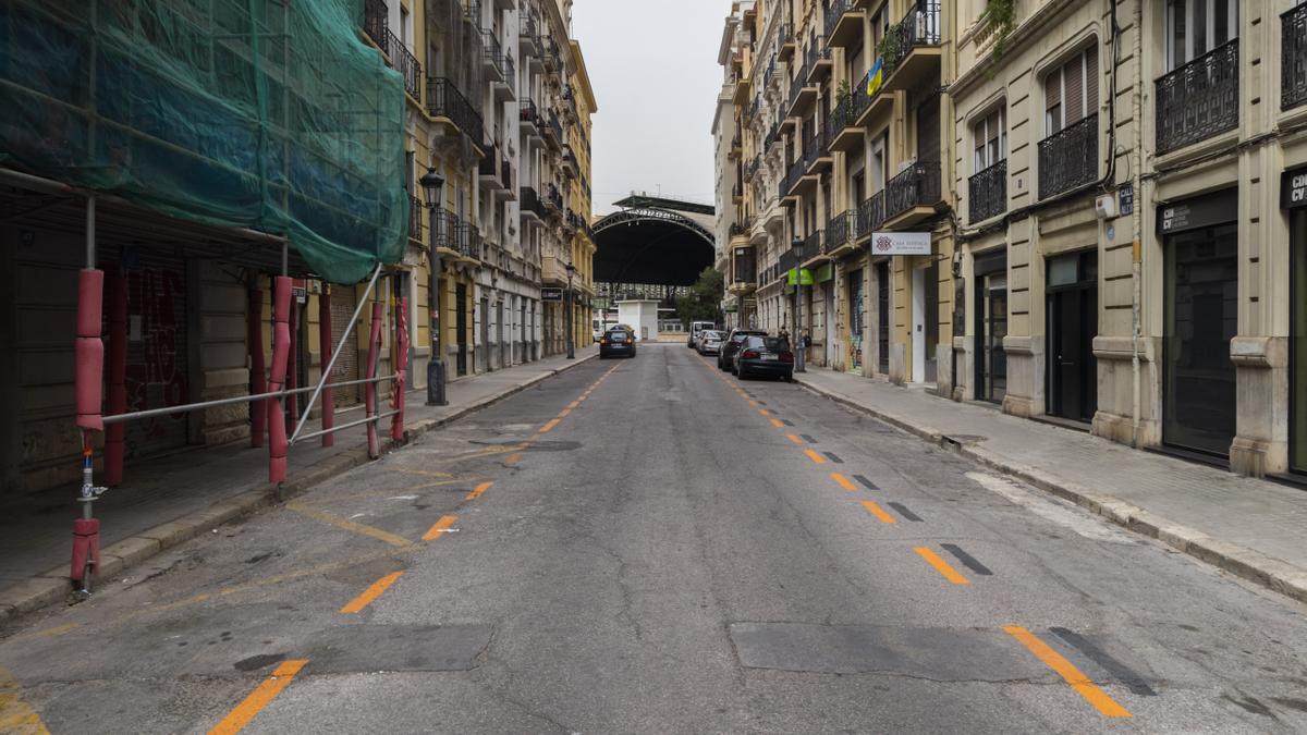 Calle Alcoi, con zona de naranja, apta para residentes y no residentes, vacía.