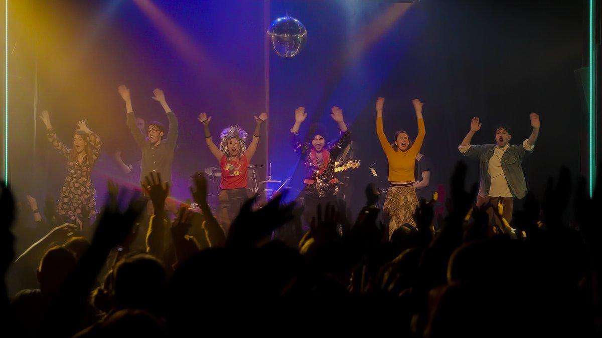 El espectacúlo se convierte en una fiesta a la que se une el público. El espectacúlo se convierte en una fiesta a la que se une el público.