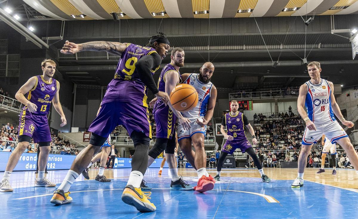 Kevin Larsen ve como el balón se pierde por la línea de fondo en un mal ataque del HLA Alicante.