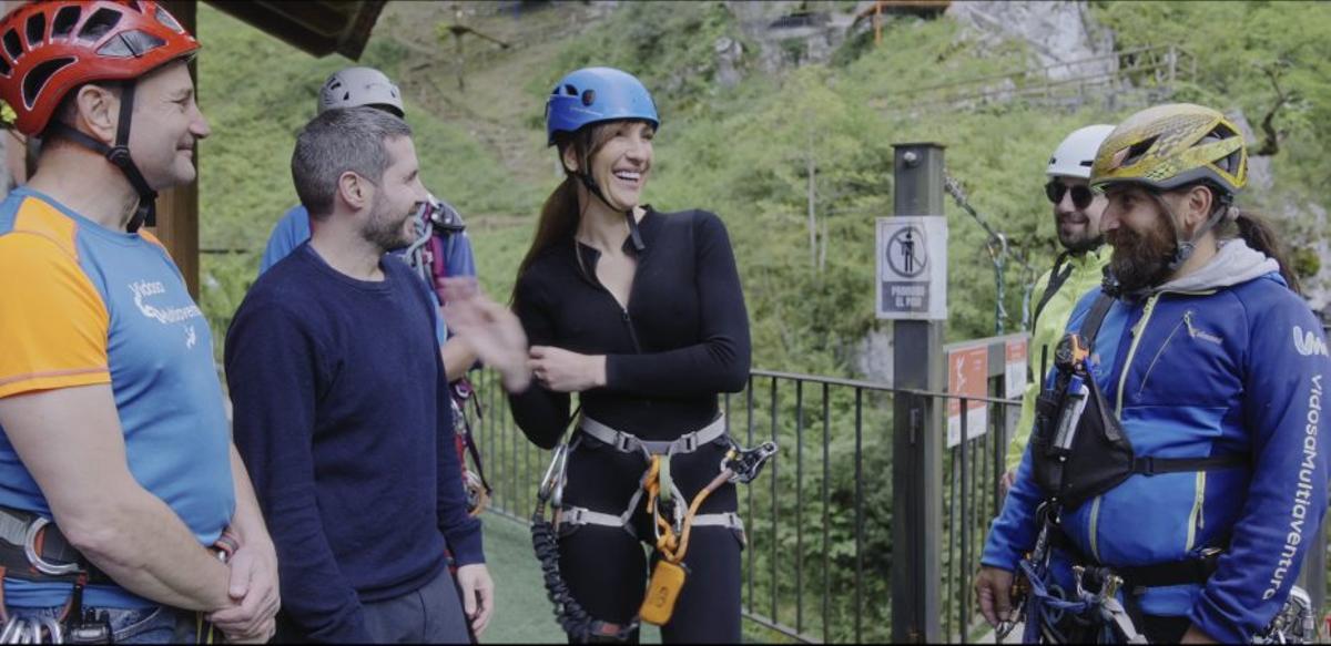 Arriba, Lara Martorell y Kiko Prada, junto a las ruinas del Torreón de Peñerudes; debajo, preparados para una incursión en Cueva Huerta, un primer plano de la actriz y el cartel de «Cinco días con Lara».  | THE OTHER SIDE FILMS