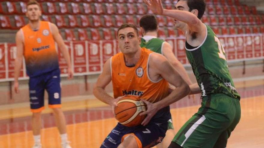Los vilagarcianos tienen por delante cuatro partidos para pelear por la quinta plaza. // Noé Parga