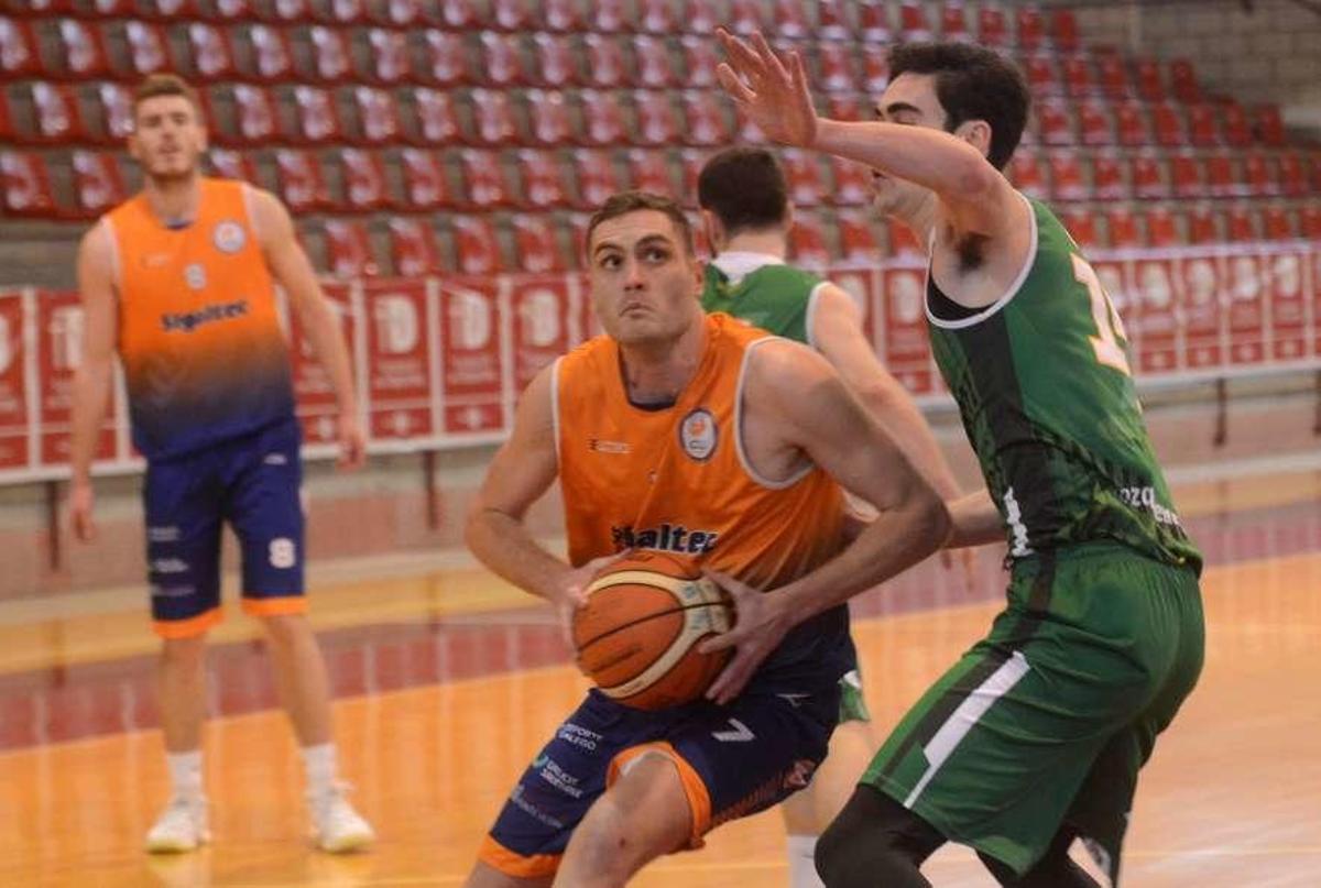 Los vilagarcianos tienen por delante cuatro partidos para pelear por la quinta plaza. // Noé Parga