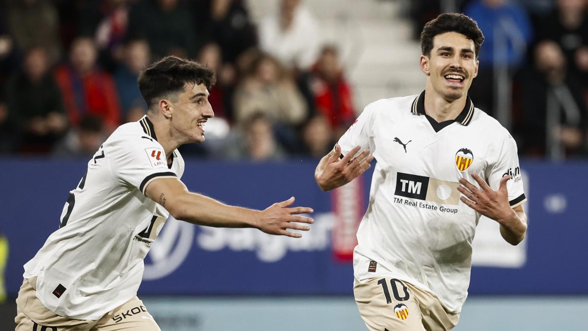 Almeida y Diego López, celebrando un gol con el Valencia