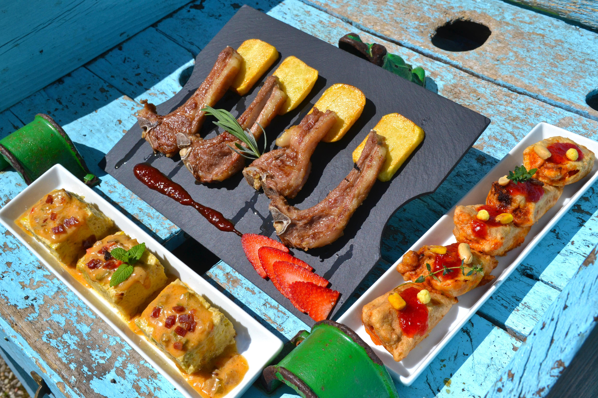 Chuletinas de cabrito, pimientos rellenos de picadillo y cebolla confitada y pastel de puerros y setas en la Taberna La Campa en Campo de Caso (Caso)