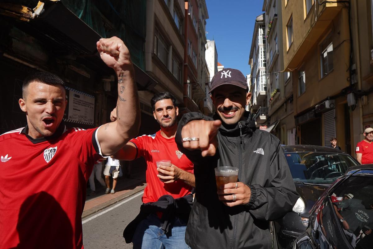 Aficionados del Sevilla por las calles de A Coruña antes del partido del Deportivo Aficionados del Sevilla por las calles de A Coruña antes del partido del Deportivo