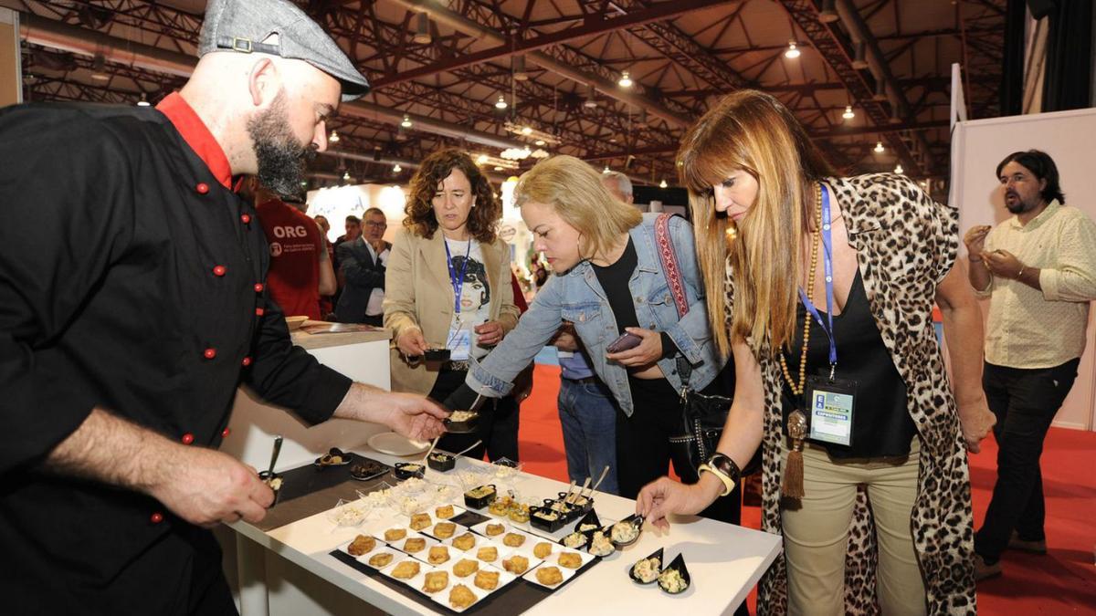 Degustación en el stand de Culinaria. |  // BERNABÉ/JAVIER LALÍN