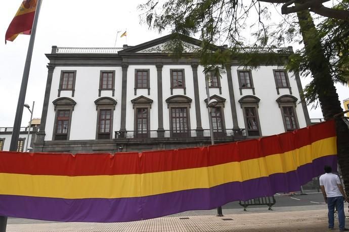 17-07-19 CANARIAS Y ECONOMIA. PARQUE DE SAN TELMO. LAS PALMAS DE GRAN CANARIA. Manifestacion, concentracion y despliegue de la bandera republicana delante del Palacio Militar. Fotos: Juan Castro.  | 17/07/2019 | Fotógrafo: Juan Carlos Castro