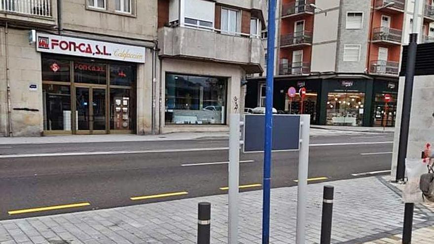 Una parada de bus sin banco ni resguardo en la intermodal