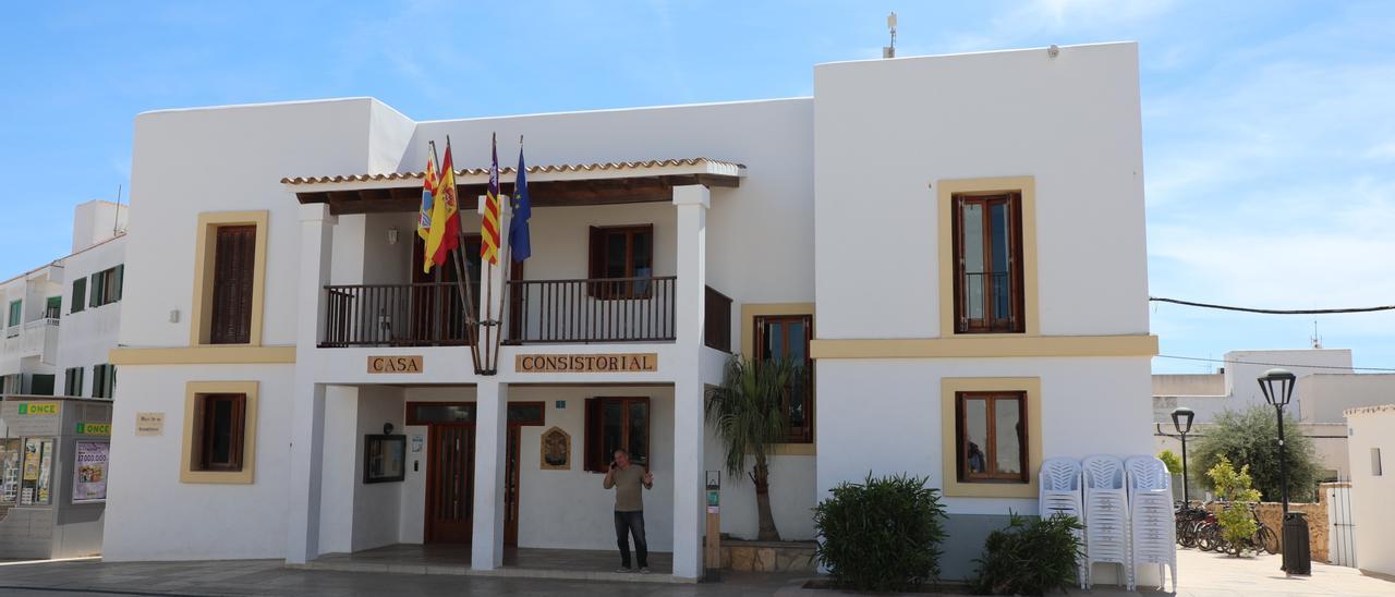 Fachada de la sede del Consell de Formentera en la plaza de la Constitució
