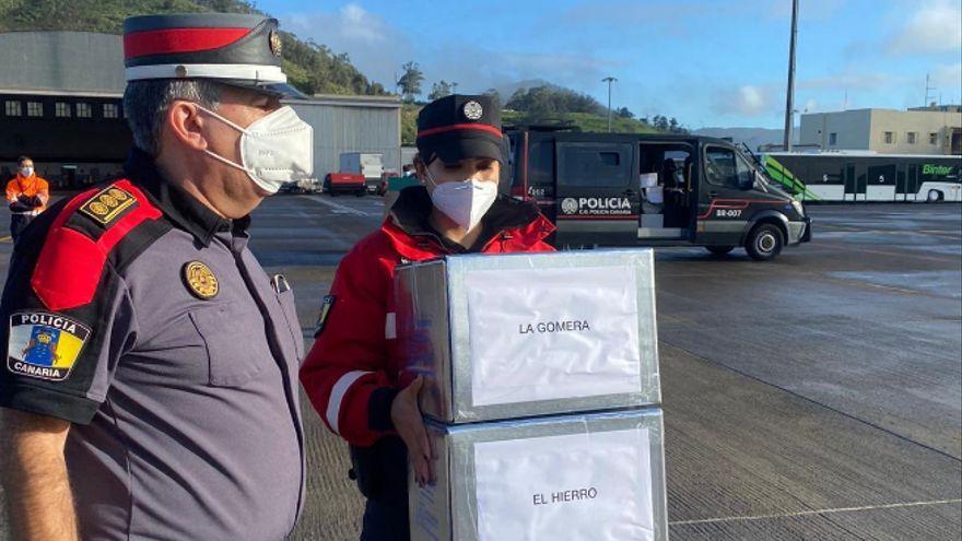 Miembros de la Policía Canaria trasladan dosis de vacunas contra el coronavirus.