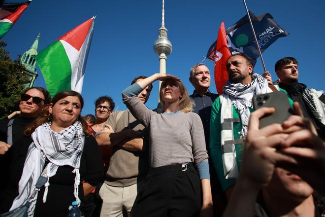 Los máximos dirigentes del partido alemán La Izquierda, Ines Schwerdtner (centro) y Jan van Aken (centroderecha), durante la manifestación contra la actuación israelí en Gaza que ha tenido lugar este sábado en Berlín. EFE/EPA/Clemens Bilan