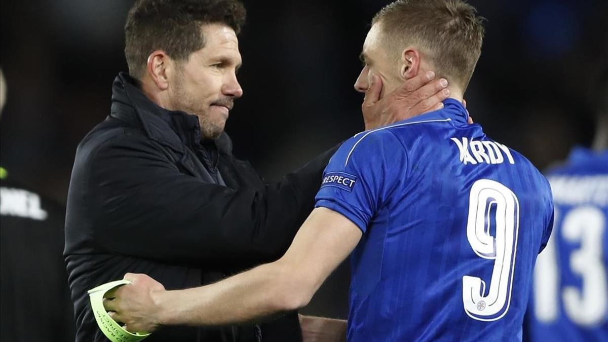 Simeone consuela a Vardy al término del Atlético-Leicester del martes pasado