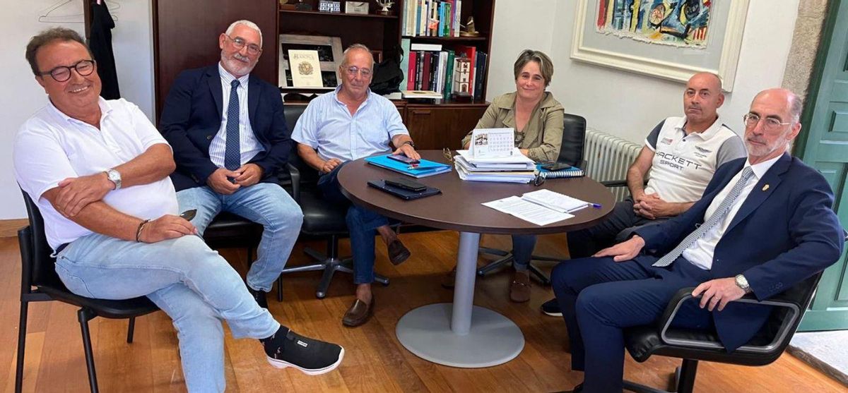 Primer encuentro con el gobierno municipal.  El alcalde, Jesús Vázquez Almuiña, y el concejal de Actividades Marítimas, Joaquín López Goce, recibieron esta semana a los directivos de la plataforma Salvemos Santa Marta, que explicaron sus objetivos de  iniciar actividades de concienciación ambiental y cultural en septiembre, además de mostrar su rechazo al relleno y al informe técnico municipal que lo avala. El regidor les reiteró su postura en defensa del aterramiento y de la necesidad de finalizar el puerto deportivo.