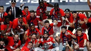 El Baskonia celebra el título de Liga conquistado ante el Barça.