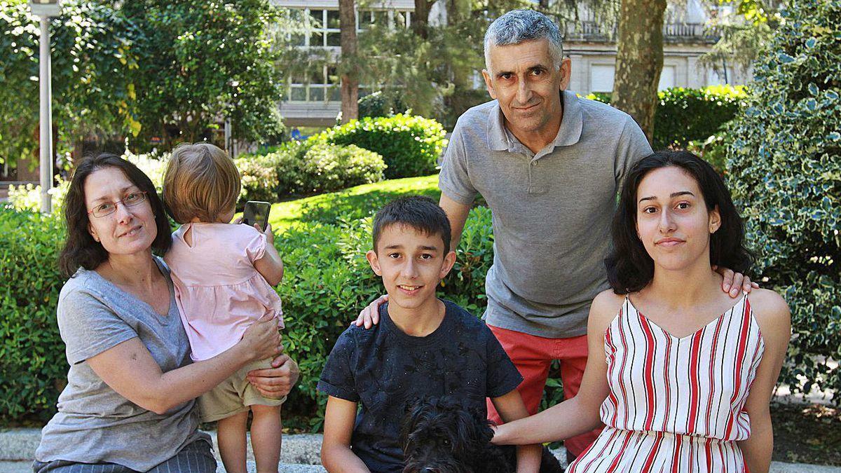 Patricia, con la niña acogida en brazos, junto a su marido José Antonio y sus hijos Mario y Nuria.