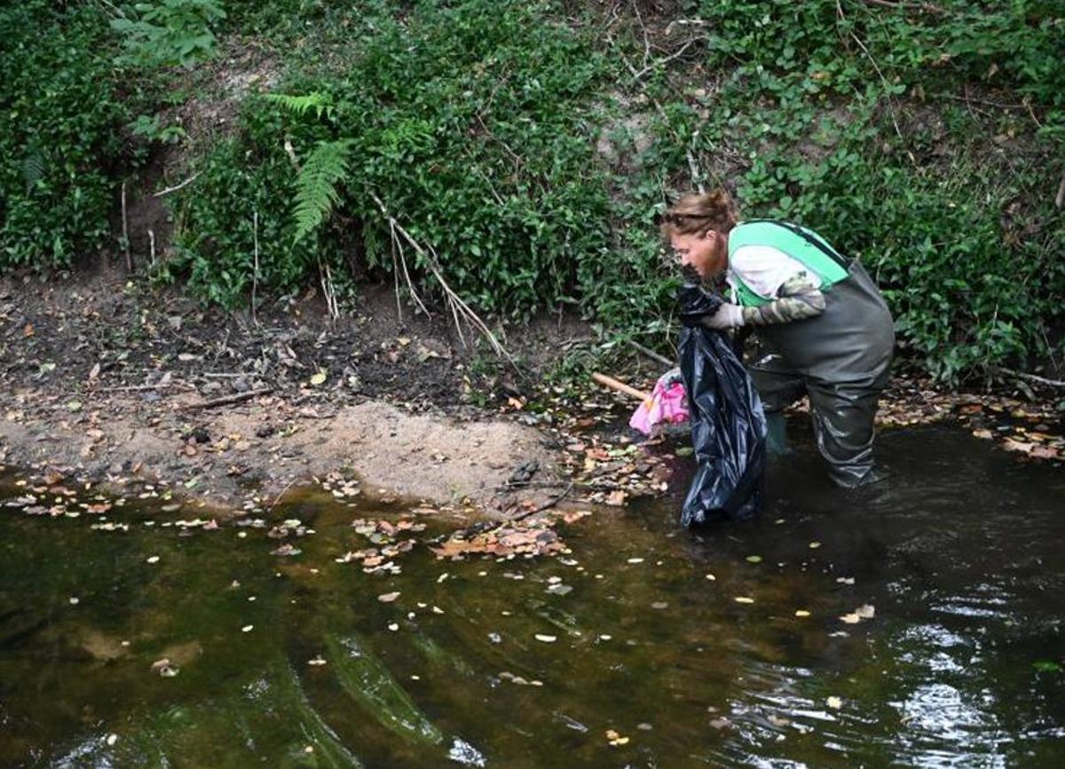 Trabajos de recogida de residuos en el río. | R. V.