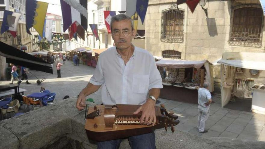 El músico medieval Eloy Vázquez, con su zanfona, en la feria medieval. víctor echave