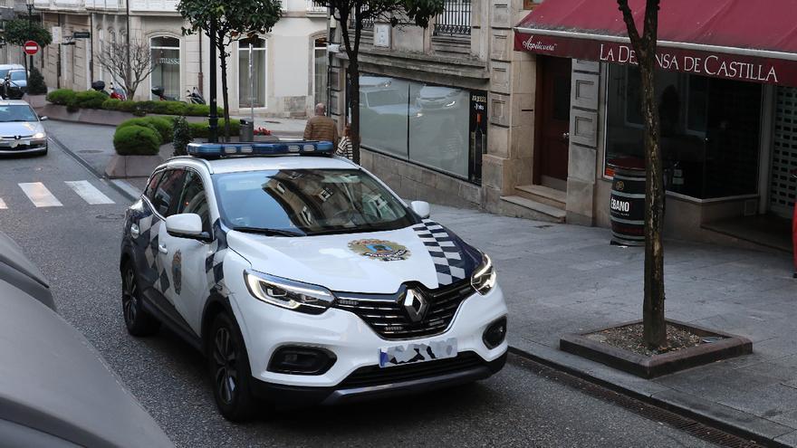 A 120 km/h por Vigo, sin carné y drogado: acaba empotrado en una rotonda tras escapar de la Policía