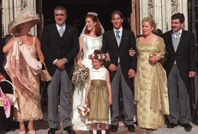 Lorenzo Sanz junto a su mujer Mari luz en la boda de su hija Malula Sanz con Míchel Salgado el 5 de julio del 2000.